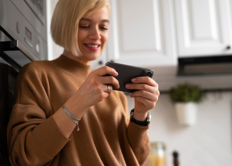 Kobieta korzystająca z aplikacji mobilnej Spinoloco na telefonie